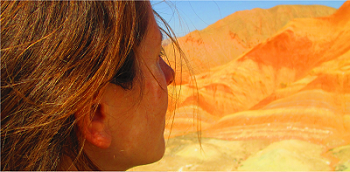 la ragazza con la valigia a zanghye, cina